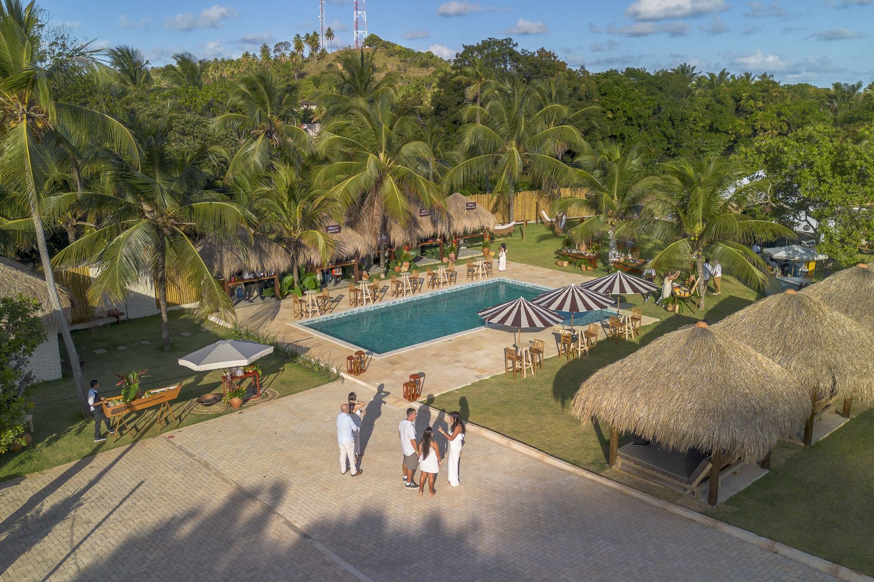 Piscina y quinchos de Pachamama durante un evento